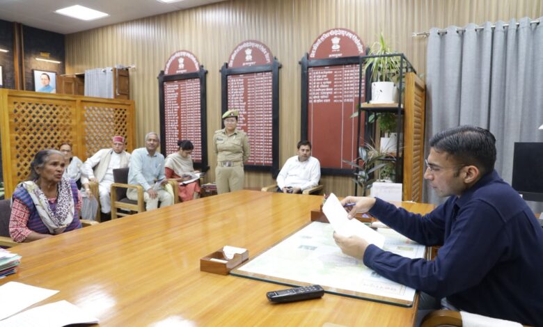 आज फिर चला जनता दर्शन; 100 से अधिक मसले; अन्य जिले से भी प्राप्त हुई फरियाद आज फिर चला जनता दर्शन; 100 से अधिक मसले; अन्य जिले से भी प्राप्त हुई फरियाद