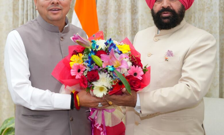 मुख्यमंत्री पुष्कर सिंह धामी ने राज्यपाल लेफ्टिनेंट जनरल (रिटा) गुरमीत सिंह से की शिष्टाचार भेंट मुख्यमंत्री पुष्कर सिंह धामी ने राज्यपाल लेफ्टिनेंट जनरल (रिटा) गुरमीत सिंह से की शिष्टाचार भेंट