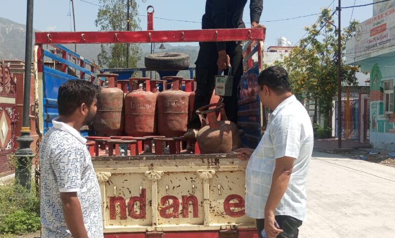 गैस की कालाबाजारी एवं अवैध रिफिलिंग पर जिलाधिकारी सख्त; संलिप्तों पर प्राथमिकी दर्ज गैस की कालाबाजारी एवं अवैध रिफिलिंग पर जिलाधिकारी सख्त; संलिप्तों पर प्राथमिकी दर्ज