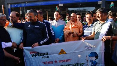 “स्वेच्छा से स्वच्छता” अभियान में सीएम धामी ने किया श्रमदान, जनभागीदारी पर दिया जोर “स्वेच्छा से स्वच्छता” अभियान में सीएम धामी ने किया श्रमदान, जनभागीदारी पर दिया जोर