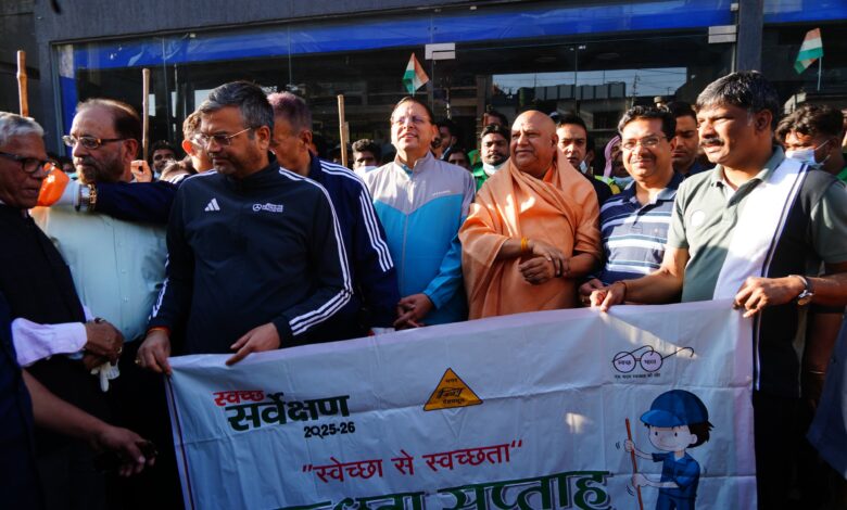 “स्वेच्छा से स्वच्छता” अभियान में सीएम धामी ने किया श्रमदान, जनभागीदारी पर दिया जोर “स्वेच्छा से स्वच्छता” अभियान में सीएम धामी ने किया श्रमदान, जनभागीदारी पर दिया जोर