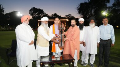 बैसाखी पर सीएम धामी से सिक्ख प्रतिनिधिमंडल की भेंट, सौंपा सरोपा