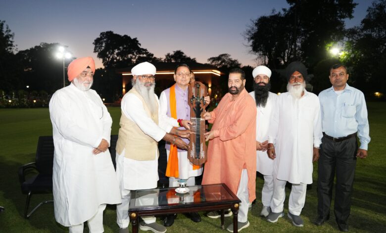 बैसाखी पर सीएम धामी से सिक्ख प्रतिनिधिमंडल की भेंट, सौंपा सरोपा