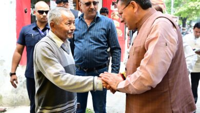 सीएम हेल्पलाइन पर दर्ज शिकायत की पड़ताल करने खुद मौके पर पहुंचे सीएम धामी