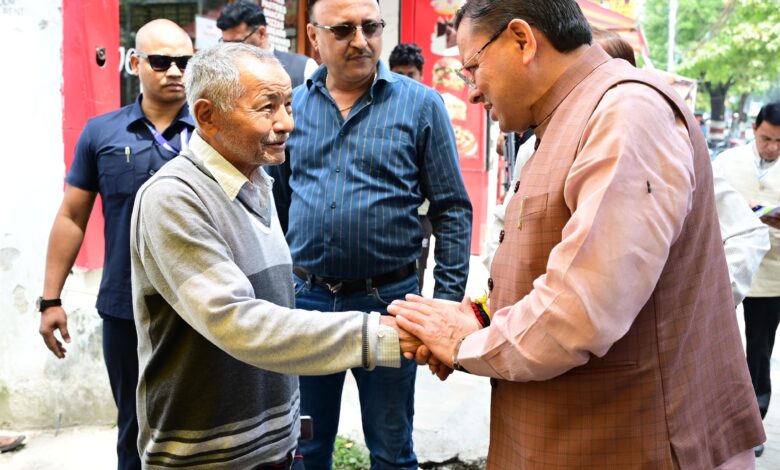 सीएम हेल्पलाइन पर दर्ज शिकायत की पड़ताल करने खुद मौके पर पहुंचे सीएम धामी