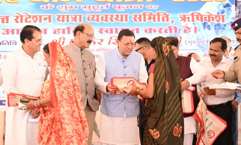 मुख्यमंत्री ने ऋषिकेश से चार धाम जाने वाली बसों को हरी झंडी दिखाकर किया रवाना