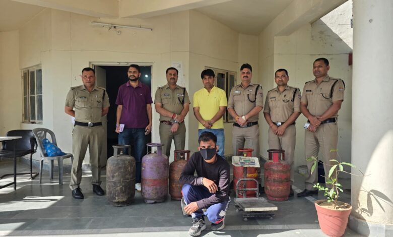 एलपीजी  सिलेंडर कालाबाजारी व अवैध गैस रिफिलिंग पर जिला प्रशासन का सख्त एक्शन; प्राथमिकी दर्ज