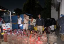 डीएम के निर्देश पर अवैध गैस कारोबार पर बड़ी कार्रवाई, 32 सिलेंडर, 4 गैस रिफिलिंग उपकरण जब्त; 327 सिलेंडरों से लदा वाहन कब्जे में, मुकदमा दर्ज