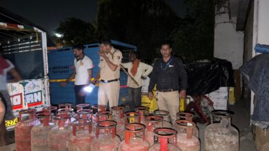 डीएम के निर्देश पर अवैध गैस कारोबार पर बड़ी कार्रवाई, 32 सिलेंडर, 4 गैस रिफिलिंग उपकरण जब्त; 327 सिलेंडरों से लदा वाहन कब्जे में, मुकदमा दर्ज