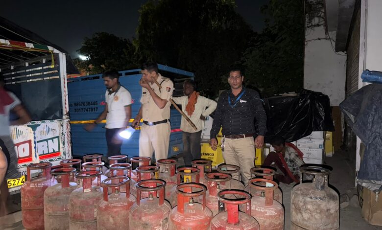 डीएम के निर्देश पर अवैध गैस कारोबार पर बड़ी कार्रवाई, 32 सिलेंडर, 4 गैस रिफिलिंग उपकरण जब्त; 327 सिलेंडरों से लदा वाहन कब्जे में, मुकदमा दर्ज