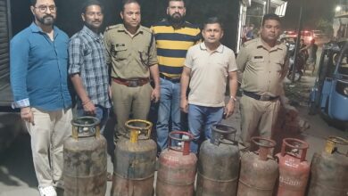 डीएम के निर्देशन में आज देर शाम काली बस्ती सहस्त्रधारा रोड पर छापेमारी; 7 सिलेंडर जब्त