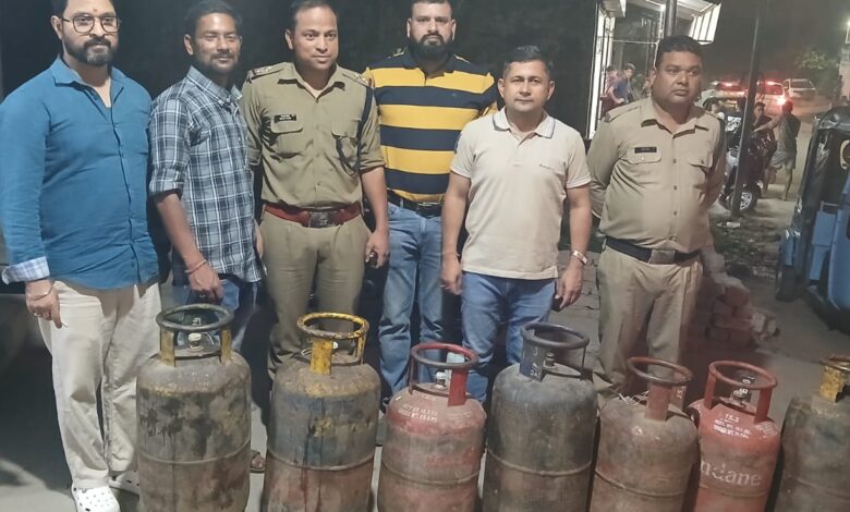 डीएम के निर्देशन में आज देर शाम काली बस्ती सहस्त्रधारा रोड पर छापेमारी; 7 सिलेंडर जब्त