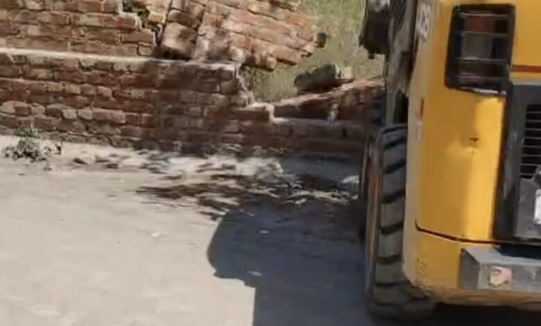 डीएम के आदेश पर  खुला रास्ता;  सड़क कराई कब्जामुक्त