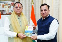 संयुक्त निदेशक के एस चौहान ने मुख्यमंत्री को भेंट की अपनी पुस्तक