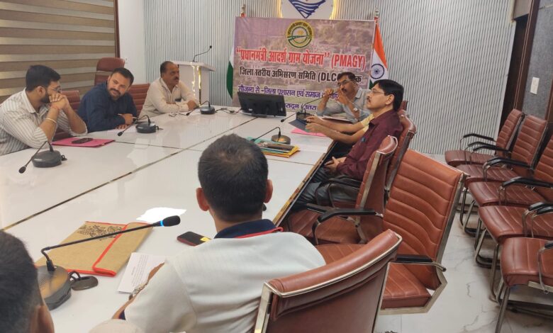 प्रधानमंत्री आदर्श ग्राम योजना के तहत 14 ग्रामों के समग्र विकास पर जोर