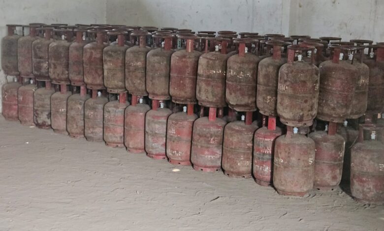 उपभोक्ताओं को सुगम आपूर्ति लिए डीएम ने अरविंद गैस एजेंसी रेसकोर्स से 13890 गैस कनेक्शन जीवन ज्योति एजेंसी कैनाल रोड में करवाए शिफ्ट