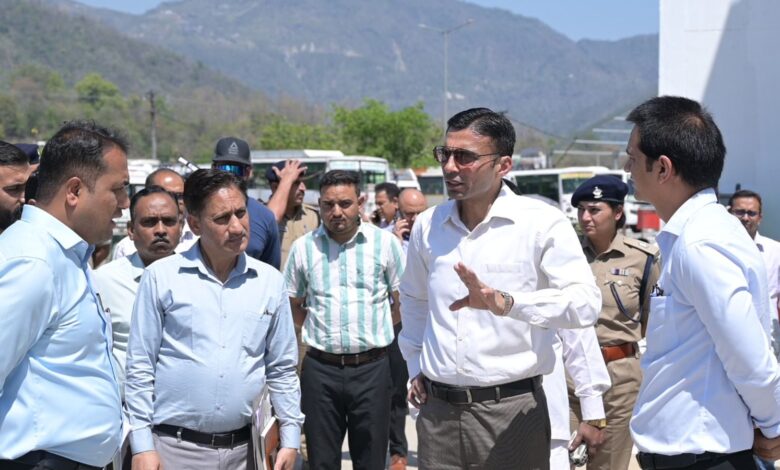 चारधाम यात्रा पंजीकरण हेतु ट्राजिट कैम्प ऋषिकेश में 30 पंजीकरण कांउटर सहित 30 मोबाईल टीमें तैनात चारधाम यात्रा पंजीकरण हेतु ट्राजिट कैम्प ऋषिकेश में 30 पंजीकरण कांउटर सहित 30 मोबाईल टीमें तैनात