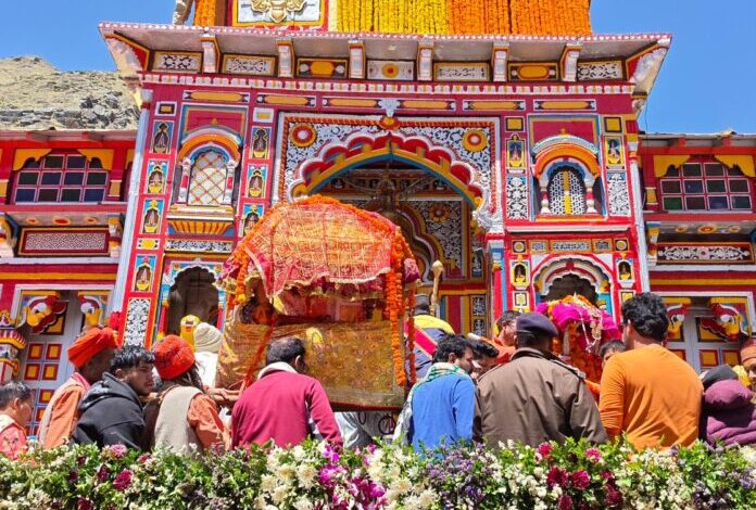 श्री बदरीनाथ धाम में पहुंची उद्धव व कुबेर जी की उत्सव डोलियाँ