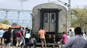 हादसा टलाः बिना इंजन दौड़ा ट्रेन का कोच, 150 मीटर बाद पटरी से उतरा हादसा टलाः बिना इंजन दौड़ा ट्रेन का कोच, 150 मीटर बाद पटरी से उतरा