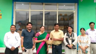 जिलाधिकारी ने धात्री स्वायत्त सहकारिता का किया निरीक्षण, महिला समूहों के कार्यों की सराहना