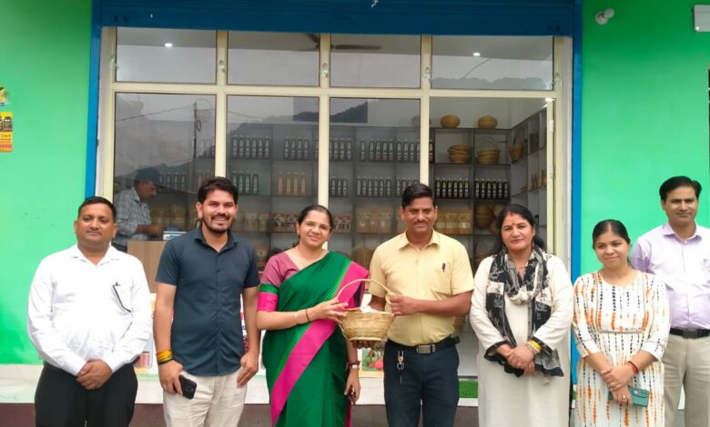 जिलाधिकारी ने धात्री स्वायत्त सहकारिता का किया निरीक्षण, महिला समूहों के कार्यों की सराहना