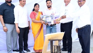 सीएम को सौंपा ज्ञापन, शाम तक मिली सिलाई मशीन
