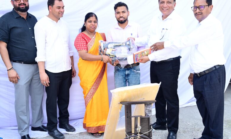 सीएम को सौंपा ज्ञापन, शाम तक मिली सिलाई मशीन सीएम को सौंपा ज्ञापन, शाम तक मिली सिलाई मशीन