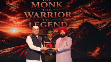 महावीर चक्र विजेता कर्नल सोनम वांगचुक की वीरगाथा पर आधारित नाट्य प्रस्तुति में शामिल हुए राज्यपाल