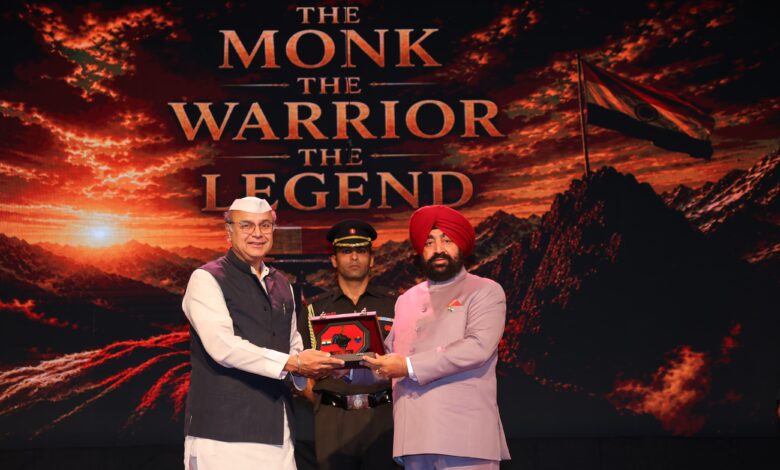 महावीर चक्र विजेता कर्नल सोनम वांगचुक की वीरगाथा पर आधारित नाट्य प्रस्तुति में शामिल हुए राज्यपाल महावीर चक्र विजेता कर्नल सोनम वांगचुक की वीरगाथा पर आधारित नाट्य प्रस्तुति में शामिल हुए राज्यपाल