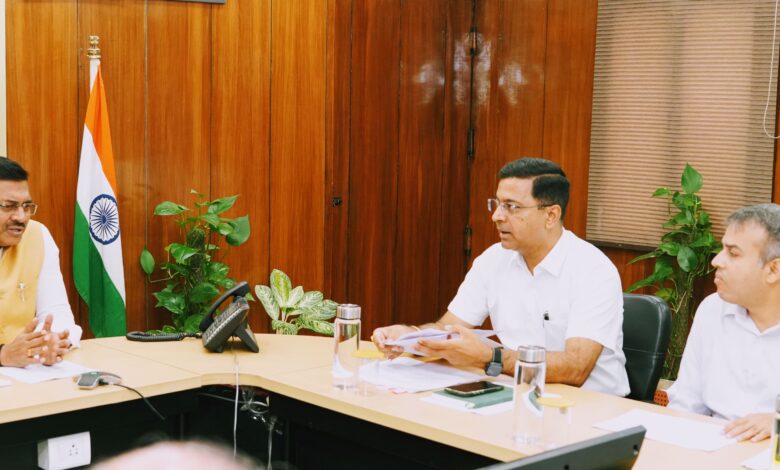 सड़क दुर्घटना पीड़ितों को त्वरित इलाज देने के लिए 112 से जुड़ेंगी सभी इमरजेंसी हेल्पलाइन: मुख्य सचिव आनन्द बर्द्धन
