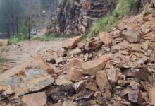भारी बारिश के चलते कई सड़कें बदहाल,हाईवे बंद,चीन सीमा का संपर्क कटा