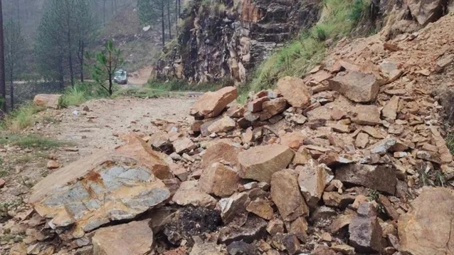 भारी बारिश के चलते कई सड़कें बदहाल,हाईवे बंद,चीन सीमा का संपर्क कटा
