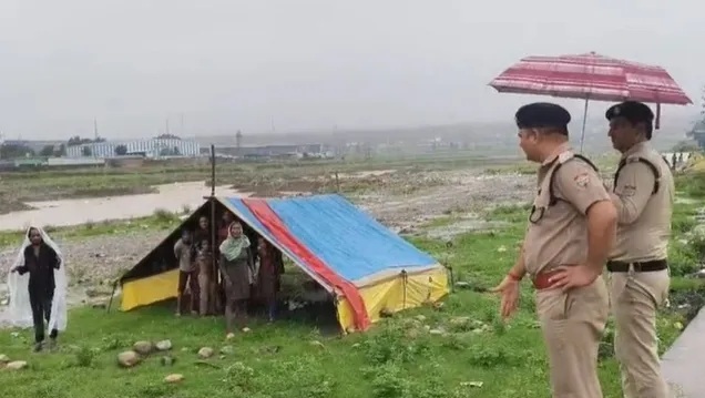 दून में भारी बारिश के चलते एसएसपी ने पुलिस को किया हाई अलर्ट पर दून में भारी बारिश के चलते एसएसपी ने पुलिस को किया हाई अलर्ट पर