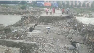 शनिवार देर रात तेज बारिश से नंदा चौकी में बना अस्थायी पुलिस क्षतिग्रस्त
