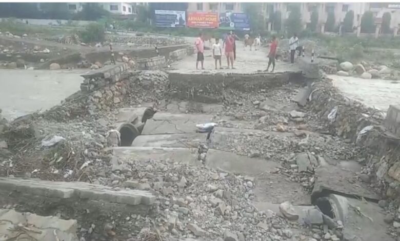 शनिवार देर रात तेज बारिश से नंदा चौकी में बना अस्थायी पुलिस क्षतिग्रस्त