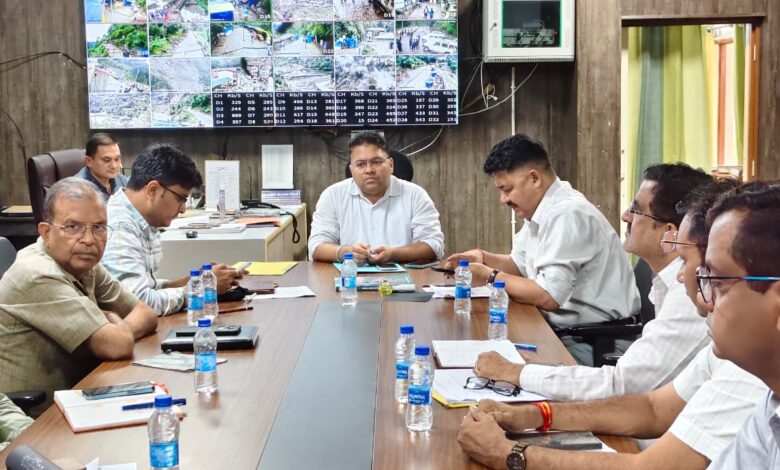 भारी वर्षा को लेकर रूद्रप्रयाग जिला प्रशासन अलर्ट जिलाधिकारी विशाल मिश्रा ने आपदा कंट्रोल रूम पहुंचकर व्यवस्थाओं का लिया जायजा