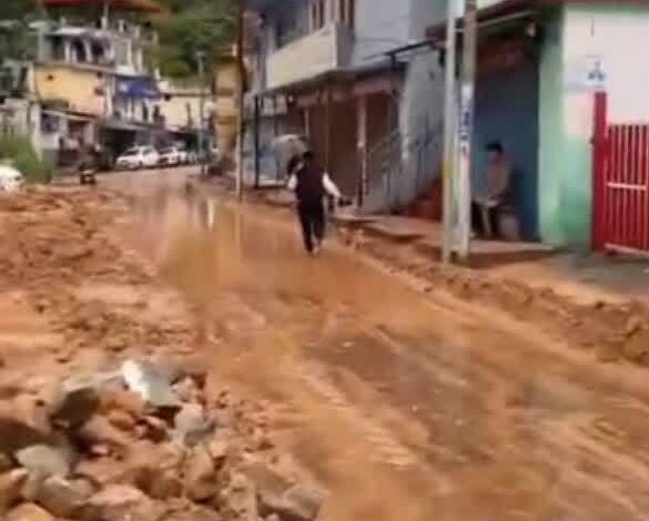 चमोली में बारिश का कहर, हाईवे बंद, बाजार में घुसा मलबा