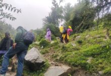 मलबा आने से मार्ग अवरूद्व,यात्री फंसे