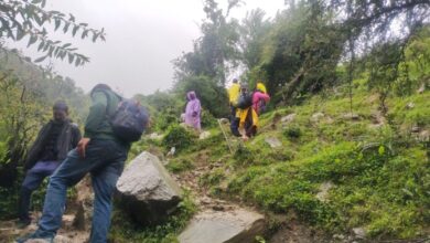 मलबा आने से मार्ग अवरूद्व,यात्री फंसे