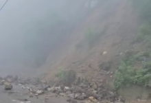 मलबा और पत्थर से मसूरी-देहरादून मार्ग पर यातायात बाधित मलबा और पत्थर से मसूरी-देहरादून मार्ग पर यातायात बाधित