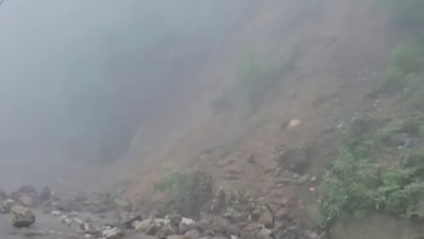 मलबा और पत्थर से मसूरी-देहरादून मार्ग पर यातायात बाधित मलबा और पत्थर से मसूरी-देहरादून मार्ग पर यातायात बाधित