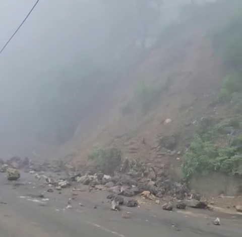 मलबा और पत्थर से मसूरी-देहरादून मार्ग पर यातायात बाधित मलबा और पत्थर से मसूरी-देहरादून मार्ग पर यातायात बाधित