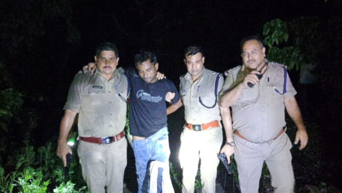 पुलिस मुठभेड़ में एक बदमाश घायल, दूसरा फरार महिला के साथ दुष्कर्म कर हत्या करने का आरोपी है घायल बदमाश पुलिस मुठभेड़ में एक बदमाश घायल, दूसरा फरार महिला के साथ दुष्कर्म कर हत्या करने का आरोपी है घायल बदमाश