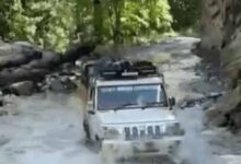 पर्वतीय क्षेत्रों में बारिश से सड़के हुई जानलेवा सड़कों पर बह रहे पानी को पार करने के लिए जान जोखिम में डालकर सफर कर रहे लोग