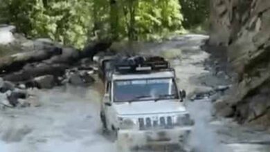 पर्वतीय क्षेत्रों में बारिश से सड़के हुई जानलेवा सड़कों पर बह रहे पानी को पार करने के लिए जान जोखिम में डालकर सफर कर रहे लोग