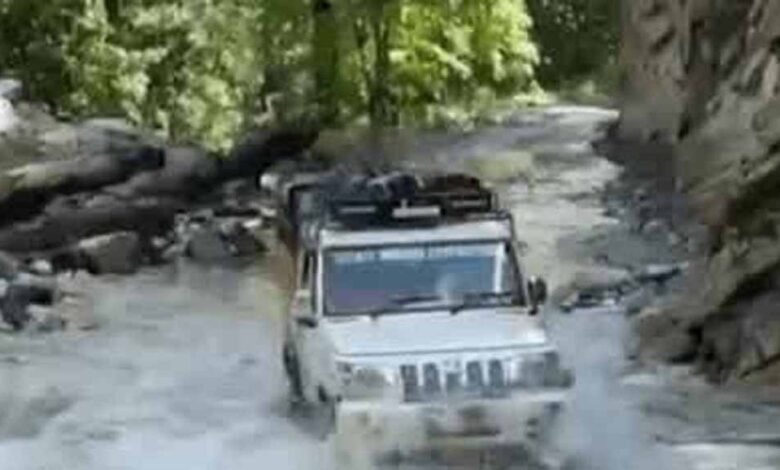 पर्वतीय क्षेत्रों में बारिश से सड़के हुई जानलेवा सड़कों पर बह रहे पानी को पार करने के लिए जान जोखिम में डालकर सफर कर रहे लोग पर्वतीय क्षेत्रों में बारिश से सड़के हुई जानलेवा सड़कों पर बह रहे पानी को पार करने के लिए जान जोखिम में डालकर सफर कर रहे लोग