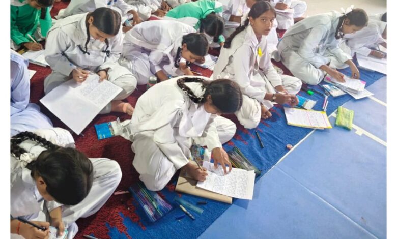 पीढ़ियों का कारवां’ में दिख रहा नई और पुरानी पीढ़ी का संगम