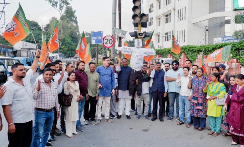 डोभाल पर टिप्पणी के खिलाफ भाजपा ने फूँका कांग्रेस का पुतला डोभाल पर टिप्पणी के खिलाफ भाजपा ने फूँका कांग्रेस का पुतला